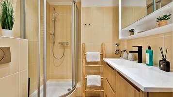Shower, hair dryer, towels
