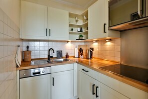 Wasserkocher mit Kaffee-/Teezubehör, Kühlschrank, Mikrowelle, Herdplatte