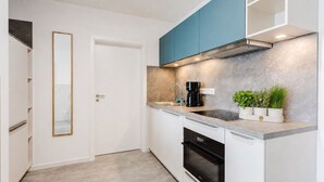 Coffee/tea maker, fridge, microwave, oven - MEERholung Vacation Rental 3.9 with Ocean View, Balcony, and Sleeps 4 - MEERholung House (Cuxhaven)