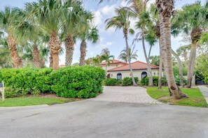 Property grounds - Endless Beach Days! Luxe Vero Beach Home w/ Pool (Vero Beach)