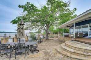 Outdoor dining - PK Lake Getaway w/ Dock: 9 Mi to Rocker B Ranch! (Graford)