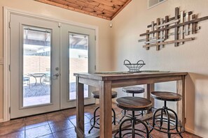 Dining - Fenced Yards! Quiet 2-Unit Combo in Tucson (Tucson)