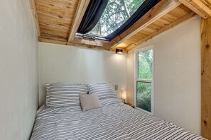 Escritorio, internet y ropa de cama 
