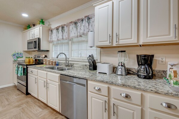 Réfrigérateur, micro-ondes, plaque de cuisson, lave-vaisselle