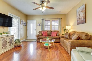 Living area - Walkable Retreat Near The Island! Gateway to GSMNP (Pigeon Forge)