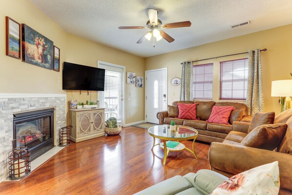 Living area - Walkable Retreat Near The Island! Gateway to GSMNP (Pigeon Forge)