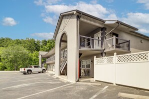 Exterior - Walkable Retreat Near The Island! Gateway to GSMNP (Pigeon Forge)