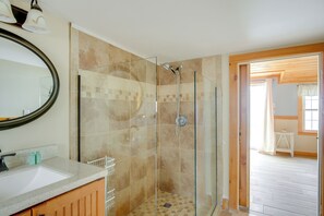Hair dryer, towels - 'Eagles Rest' Peaceful Cottage on Lake Champlain (Chazy)