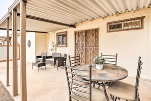 Outdoor dining - Groups Welcome! 2-Home Tucson Escape w/ Fire Pit (Tucson)
