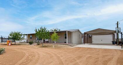 Family Friendly! Rural El Paso Home: Patio & Grill