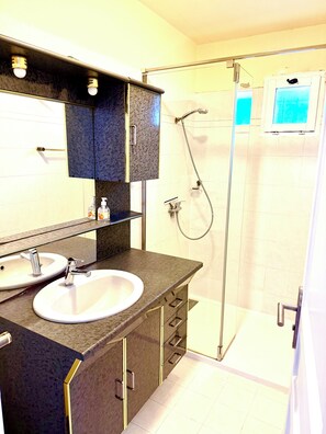 Shower, hair dryer, towels, soap - Villa sea view private pool 4 bedrooms wifi air conditioning garden ideal family (Bormes-les-Mimosas)