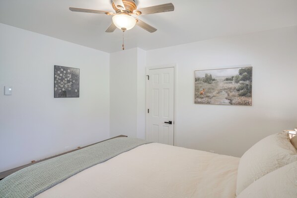 Desk, iron/ironing board, Internet, bed sheets - The Cottage on Lake Bernice - Campbellsport (Campbellsport)