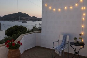 Terrace/patio - Stay Near the Waves in Grikos (Grikos)