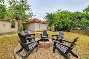 Terrace/patio - Fire Pit + Spacious Yard: Irving Family Home (Irving)
