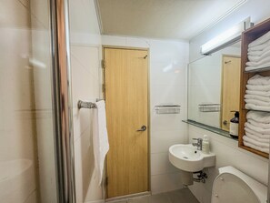 Secadora de cabello, toallas, jabón, papel de baño 