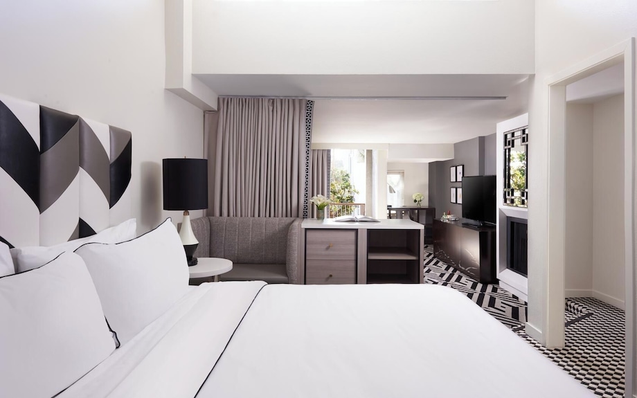 Top Floor King Suite Balcony Near Sunset Strip With Rooftop Pool & City Views - West Hollywood