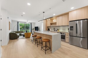 Fridge, oven, stovetop, dishwasher