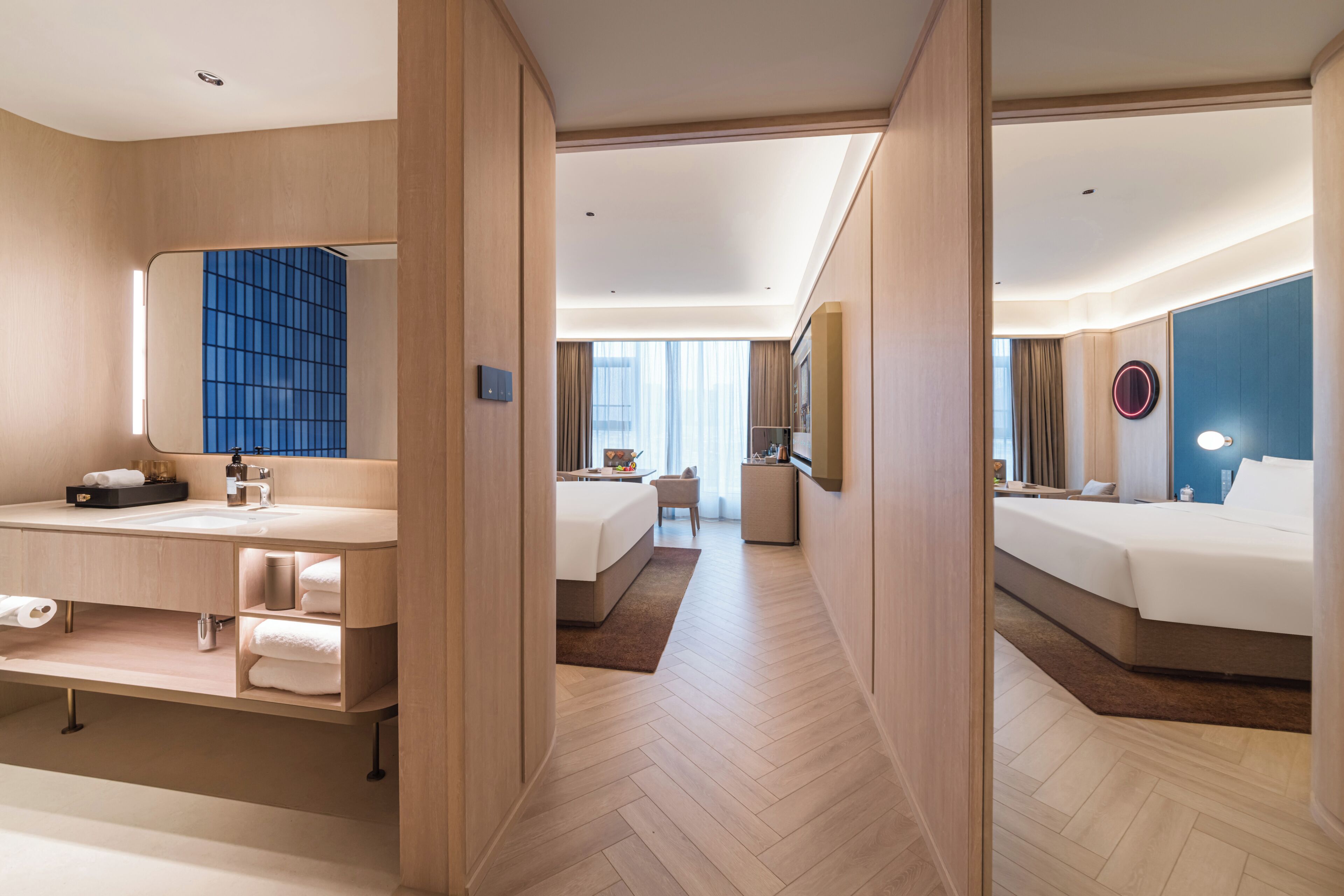 Premium bedding, down duvets, free minibar, desk
