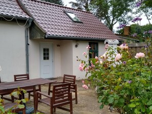 Outdoor dining - Kleine Ferienwohnung in Groß Mohrdorf mit Terras by Interhome (Groß Mohrdorf)