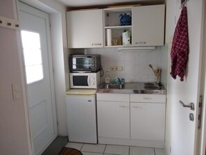 Fridge, microwave, cookware/dishes/utensils - Kleine Ferienwohnung in Groß Mohrdorf mit Terras by Interhome (Groß Mohrdorf)