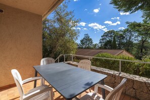 Outdoor dining - Large Coastal Villa for 7 in Solenzara (Sari-Solenzara)