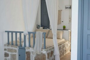 Iron/ironing board, travel cot, Internet, bed sheets - Santorini Stay with Hot Tub (Grikos)