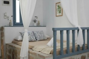 Iron/ironing board, travel cot, Internet, bed sheets - Santorini Stay with Hot Tub (Grikos)