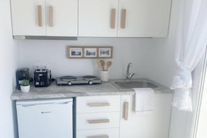 Fridge, stovetop - Seaview Retreat Facing the Aegean (Mikonos)
