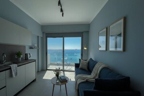 Smart TV - Waterfront Stay in Charaki (Charaki)