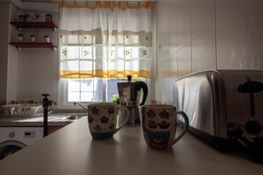 Een koelkast, een magnetron, een oven, een koffiezetapparaat/waterkoker