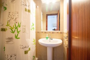 Shower, towels - Spainkarmasun by At Home Costa del Sol (Torrox)