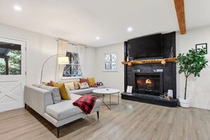 Smart TV, fireplace, table football - Mountain Escape + Fire Pit + Foosball | Walk-to-Village | Angeles Boulevard (Big Bear)