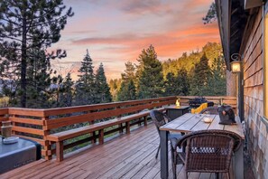 Outdoor dining - Fire Pit + Expansive Deck + Outdoor Lounge + Foosball | Lake + Slopes (Big Bear Lake)