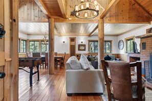 Smart TV, fireplace - Fire Pit + Expansive Deck + Outdoor Lounge + Foosball | Lake + Slopes (Big Bear Lake)