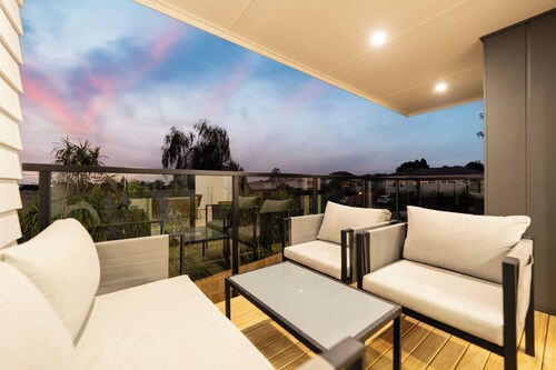 Modern Luxury House Retreat — Designer Comfort
