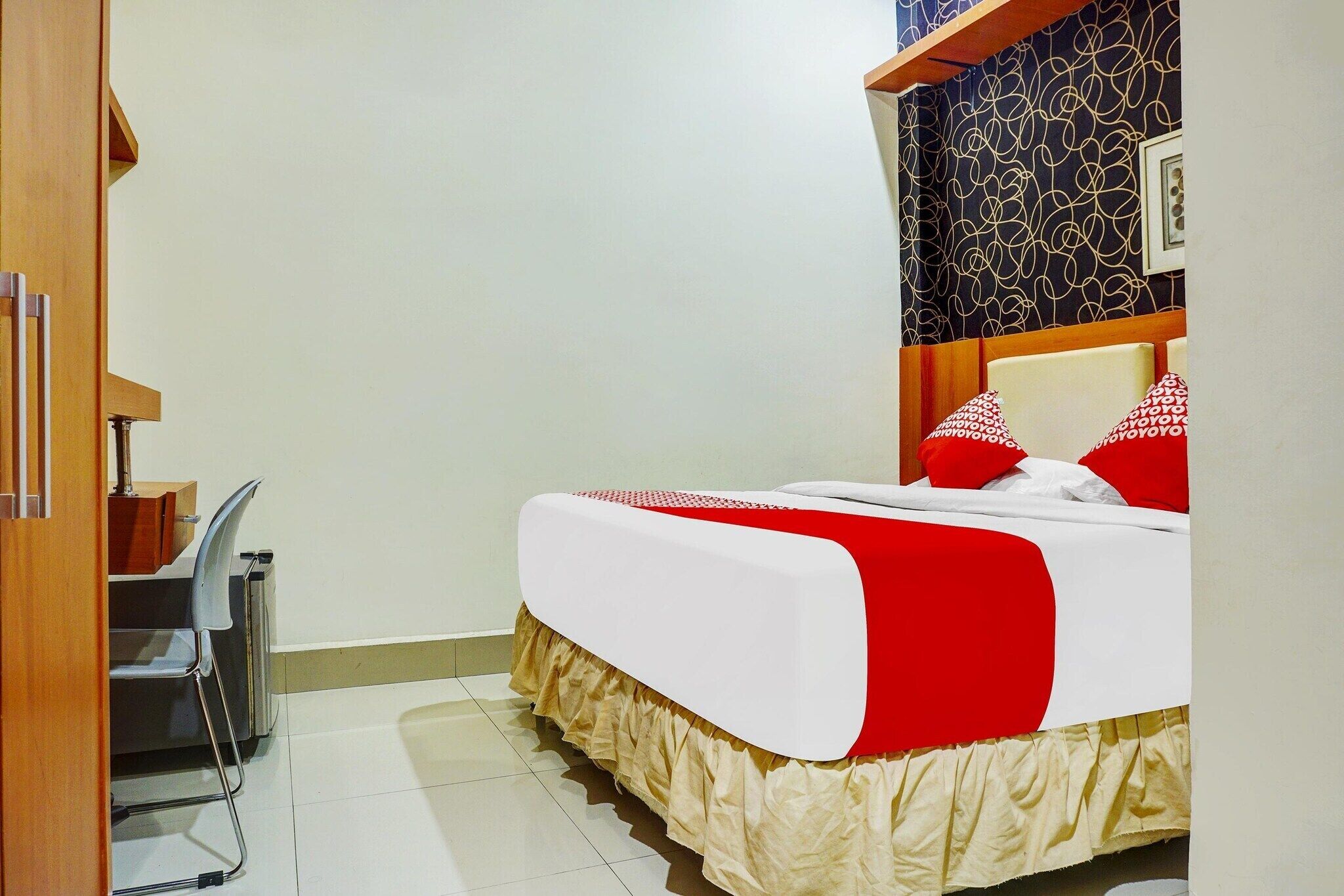 Desk, free WiFi, bed sheets