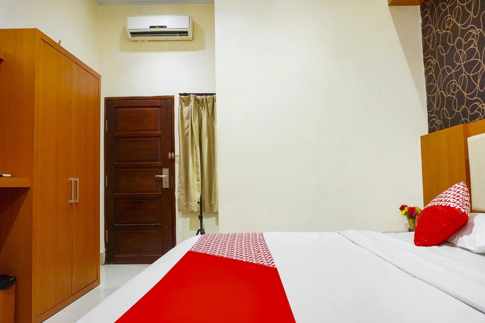 Desk, free WiFi, bed sheets