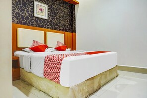 Desk, free WiFi, bed sheets - Warm Standard Double Escape Near Panakukang Mall (Makassar)