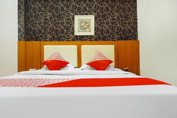 Desk, free WiFi, bed sheets