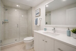Secadora de cabello, bidet, toallas, jabón 