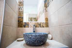 Studio cơ bản, ban công | Phòng tắm | Buồng tắm vòi sen, khăn tắm 