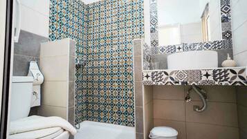 Basic Studio, Balcony | Bathroom | Shower, towels