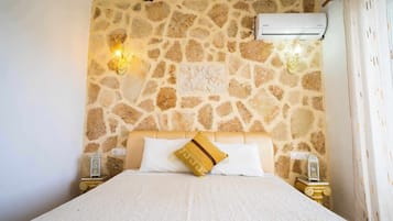 Studio Basic, balkon | Brankas, setrika/meja setrika, dan tempat tidur bayi gratis