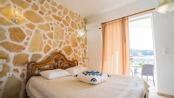 Basic Studio, Balcony | In-room safe, iron/ironing board, free WiFi