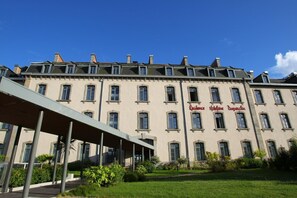 Exterior - Dinan Stay with Free Parking (Dinan)