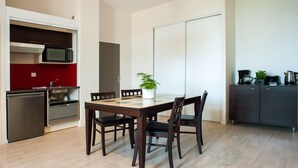 Dining - Retreat, Heated Pool & 2 Beds (Dinan)