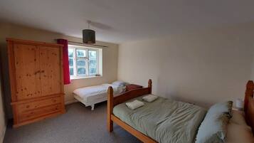 Iron/ironing board, WiFi, bed sheets