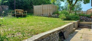 Outdoor dining - Manor Farm Cottage - Ideal for families & groups (Chard)