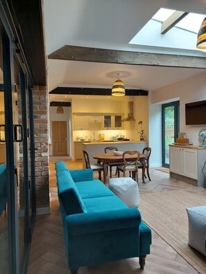 Living area - Manor Farm Barn - Spacious and Stylish Conversion (Chard)