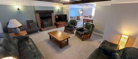 Casa, 4 habitaciones, chimenea | Área de sala de estar